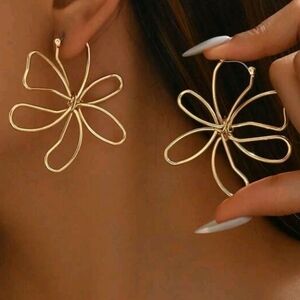 NWT Floral Design Earrings